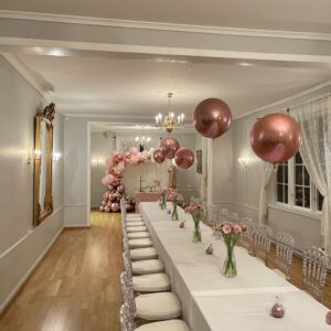 rosa ballong som bordspynt